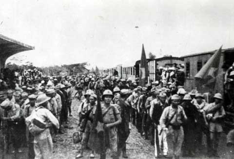 Một đơn vị Nam tiến tại ga Hàng Cỏ, Hà Nội trước khi lên đường vào Nam chi viện cho mặt trận Nam Bộ, ngày 1/10/1945.